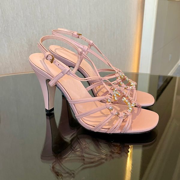 Adorno de cristal Sandalias de estilo entrelazado Tacón Tacones de bloque gruesos Punta abierta Diseñadores de mujer Sandalia combinada de banda estrecha de cuero Tacón de aguja