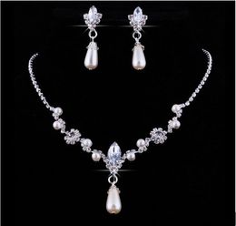 Crystal Hot Sale Drop Pearls collar plateado Pendientes de imitación Conjuntos de joyería de boda para novia Damas de honor mujeres Accesorios nupciales