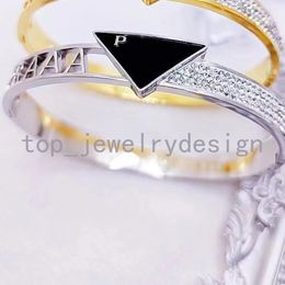 Crystal Letter Bangle Designer Bracelets Mens Femmes Titanium Bracelet en acier inoxydable Bracelet Bijoux Charme Accessoire Animial de haute qualité Cadeau