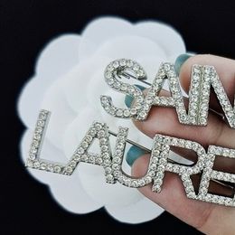 Letra de cristal broche traje de solapa de solapa de mujeres broche de letras para regal