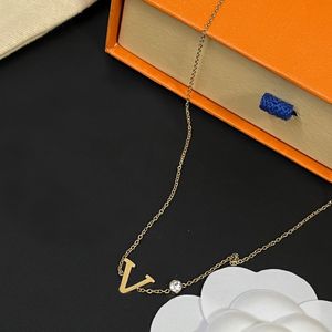 Colliers en cristal Pendentifs de créateurs Lettre de marque classique Collier en acier inoxydable Charme Pendentif coeur pour femme fille Saint Valentin Fiançailles