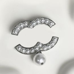 Crystal Pearl Brooch Luxury Brand Designer Lettre de lettre Broches Vogue Men Broche Broche Pin de mariage Bijoux de mariage