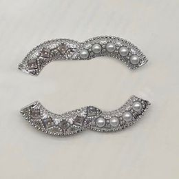 Kristal Parel Dangle Pins Ontwerper Broche Parel Pin Ontwerp Merk Letter Heren Dames Goud Zilver Broches Pak Pin Bruiloft Feestjurk Sieraden Accessoires Geschenken