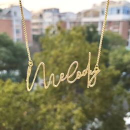 Collar de letras colgantes de cristal para hombres Mujeres Joyas personalizadas Nombre personalizado Collar personalizado con diferentes fuentes 240402