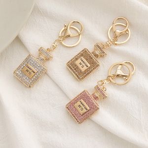 Cristal bouteille de parfum porte-clés pour femmes créatif diamant arc métal porte-clés voiture sac pendentif petit cadeau bijoux accessoires