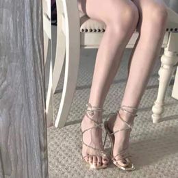 Crystal Sandals Femeninos 2023 Summer New Square Head Open Stiletto Heels Tels Crystal Lace-Up Roman Roman Shoes