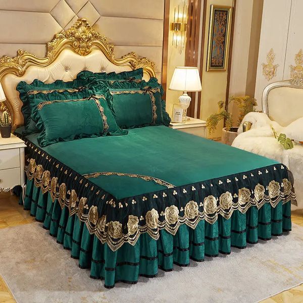 Couvre-lit en velours cristal, jupes de lit en dentelle et peluche, ensemble de literie brodé avec couette fine et taies d'oreiller pour Queen King Size 240304