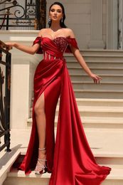 2024 Crystals Robes de soirée de sirène percée hors de l'épaule Front Front Longue robe de bal de fête d'anniversaire sexy pour femmes corset peplum Robe d'occasion spéciale rouge foncé