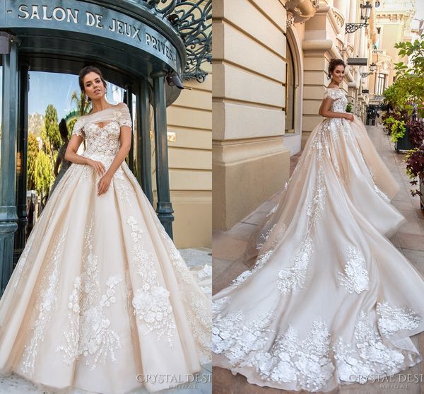 Crystals Design Magnifique robes de mariée Nouvelles volants en ligne Sweetheart en dentelle Applique de robe Chapel Train Belle robe nuptiale