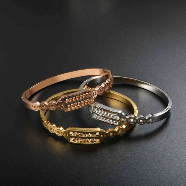 Brazalete de ajuste de circón cúbico en Europa y América Diseñador de joyería Brazalete de oro Nombre Personalizar Diseño al por mayor Q0719