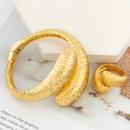 Manchet Bangle en Ring Sieraden Set voor Dubai Afrikaanse 18k Vergulde Handarmband Cocktail Ring Sieraden Set voor Bruiloften Bruid 240219
