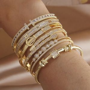 Manchet Klassieke Luxe Zirconia Letter Charm Armbanden voor Vrouwen Mode Merk Sieraden Elegante 14K Vergulde Snake Bangle 231208