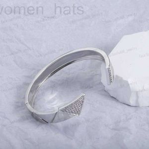 Manchetontwerper Zilver Brede armband, Modedriehoek Embed Zirkoon Kerstmis, Valentijnsdag, geschenken IR28