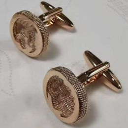 Cuff Links 2023 Top Quality Luxury Designer Cufflinks Men Classic Brand Lettres Cuff Couchettes Accessoires de chemises Cadeaux de mariage Bijoux de mode Q240508