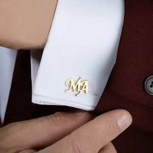 Manchetknopen Aangepaste manchetknopen voor heren Luxe gepersonaliseerde brief Roestvrij stalen pak Overhemd Knop Bruiloft Bruidsjonkers Vaderdagcadeaus 231115