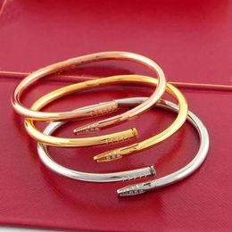 Brazalete de uñas Brazalete de oro para mujeres, hombres, brazaletes de acero inoxidable, clavos abiertos en las manos, regalos de Navidad para niñas, accesorios, pulsera de diseñador al por mayor