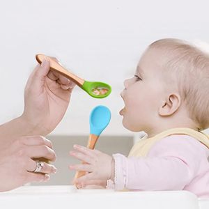 Cazas de platos de 2 pcs Cuchara de silicona para utensilios de bebé Conjunto de alimentos auxiliares para niños.