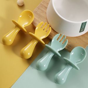 Tasses Plats Ustensiles 2Pcs Set Mini Cuillère Fourchette pour Bébé Ensemble de Couleur Unie Alimentation Apprendre à Manger Infantile Capacité de Manipulation Vaisselle 220906