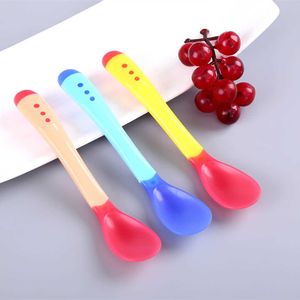 Tazas Platos Utensilios Cuchara que cambia de color para bebés 3pcs / set Utensilios para niños pequeños Cucharas de plástico para bebés Herramienta de alimentación infantil Vajilla para niños sensibles al calor P230314