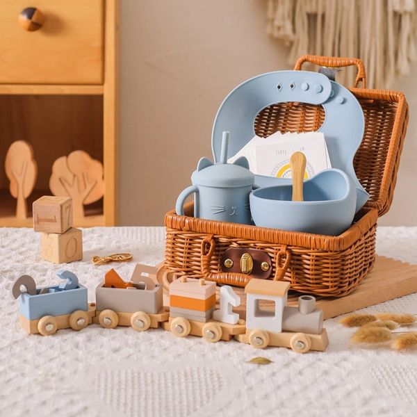 Tasses Vaisselle Ustensiles Bébé Jouets Montessori en bois Blocs de nombres Anniversaire Train né Vaisselle Ensemble Bavoirs en silicone sans BPA Bol Cuillère Alimentation Chat Tasse 231206