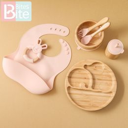 Bekers Gerechten Gebruiksvoorwerpen Bamboe Babyvoeding Set Peuter Baby's Gerechten Stuff Servies Bord Voedsel Accessoire met Siliconen Lepel Slabbetje Beker Kom Tandjes Speelgoed 230615