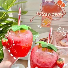 Tasses plats ustensiles mignon tambour de fraise transparent avec couvercle et paille kawaii tasse en plastique en ligne célébrité fusil de fruits créatifs fêtard buvette2405