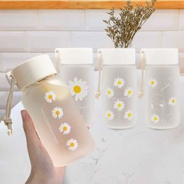 Cups Derees Uitrusting Little Daisy Transparant Plastic Water Cup met touwmeisje Kawaii Beverage Bottle Summer Frosted Water Cup Sap Cupl2405