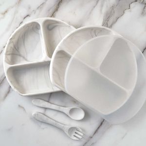 Tasses Vaisselle Ustensiles Vaisselle pour enfants en silicone non toxique Assiette d'alimentation pour bébé Plateau à nourriture à la mode avec couvercle Cuillère d'entraînement Fourchette Accessoires pour nouveau-né AA230413