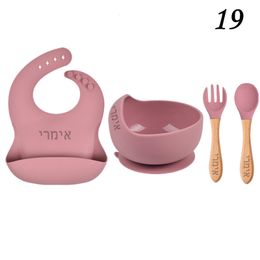 Cups Derees Uitrusting Gepersonaliseerde naam Food Grade babyvoederset met lepelvork siliconenzuigkommen en BIB BPA gratis - eerste fase zelfvoer 230313