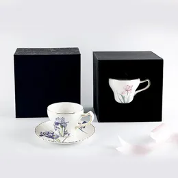 Tasses Saucers 1set européen ivoire en porcelaine tasse tasse et soucoupe dringer drinage en céramique tasse de fleurs de rose coffre