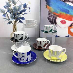 Kopjes Schoteltjes 2 Sets Elegant Bone China Koffie Thee Geometrisch Patroon En Europa Stijl Paar Theekopje Tafel Decor