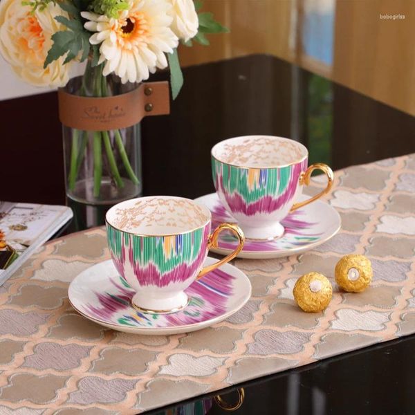 Topes Saucers 2024 Copa de café roja Arrvial Juego con caja de naranja porcelana porcelana porcelana de lujo Regalo de cumpleaños de bodas de lujo Decoración de la cocina