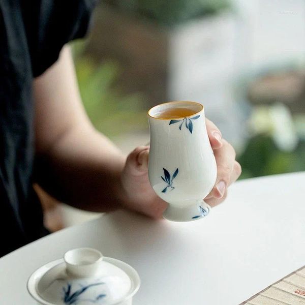 Tazas y platillos 2 unid/set 70ml puro pintado a mano mariposa orquídea arte taza de té de cerámica porcelana blanca base alta olor incienso Set