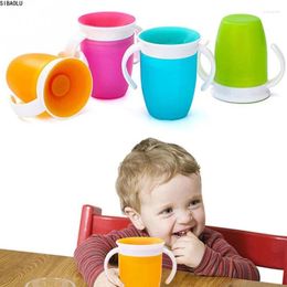 Tasses Soucoupes à 360 degrés peuvent être tournées pour bébé apprentissage de la tasse de consommation avec une bouteille d'eau à double manche pour les nourrissons à carabas à poignée.