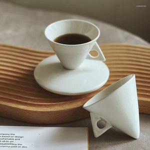 Tasses Saucers 60 ml White Porcelain Espresso tasse et soucoupe créative cône triangulaire ensemble pour le thé à café latte moderne home office