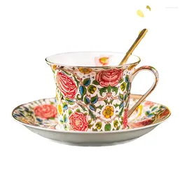 Tazas de tazas estilo británico agradable taza de café con porcelana de hueso de flores y platillo de té de alta gama pastoral