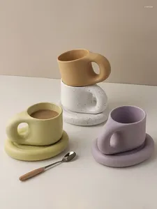 Tasses Saucers Céramic Espresso Mugs Personnalité créative Fat Handle Handle Coffee tasse et soucoupe Set Drinkware drôle Cadeaux uniques