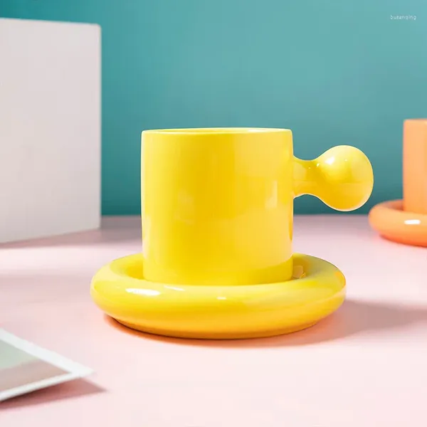 Tazas de tazas tazas de café té 450 ml de juegos de platillo amarillo juego de cafetería tazas de ceramica con accesorios de bandeja