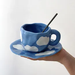 Tasses Saucers créatives peintes à la main sous le glaçage en céramique tasse de café avec soucoupe micro-ondes lavé de lavage en toute sécurité ciel bleu mignon et nuages blancs