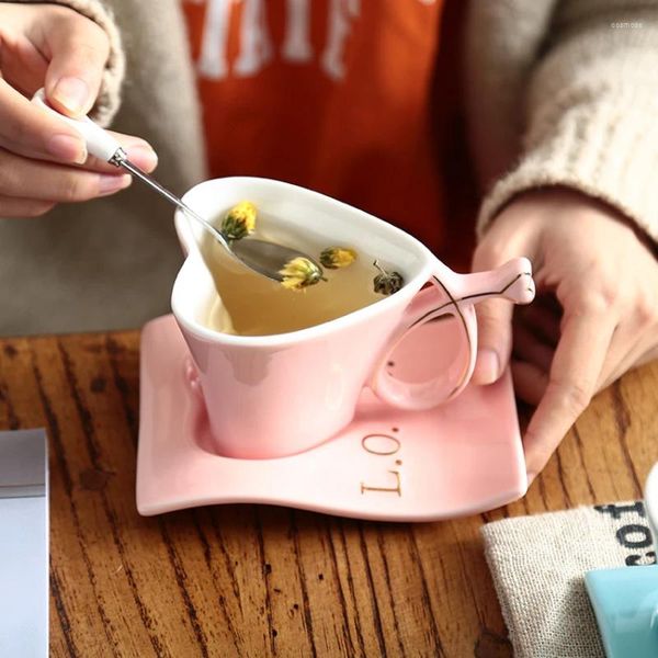 Topes Saucers creativos amantes de los amantes del corazón Caza del estilo de los huesos del estilo de la Europa con la cuchara de café cafetería juegos de té romántico de la tarde