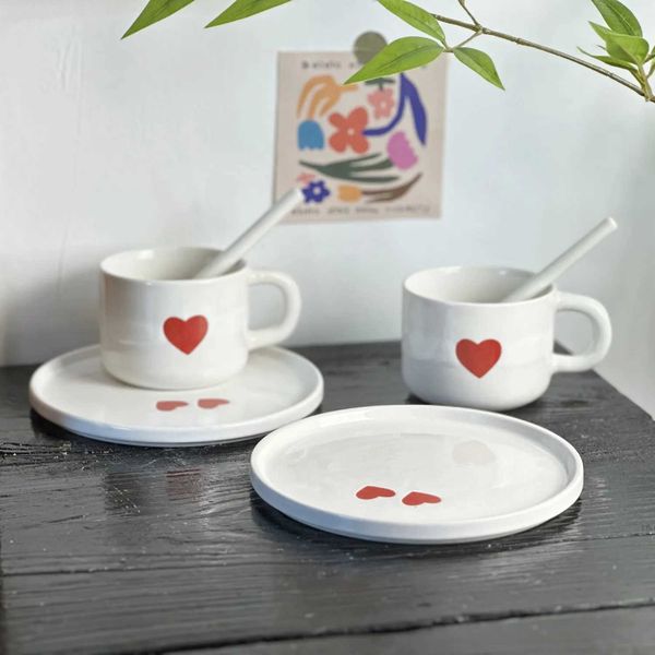 Tazas de tazas creative love heart café con platillo set colorido tazón de lunares de lunares de lunares de cerámica copa de agua en casa exquisito regalo de vajilla