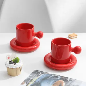 Tazas de tazas tazas de café rojo creativo con platos redondos de cazas de cerámica de cerámica única bandeja de té bandeja de leche hermosa boda regalo de cumpleaños de boda