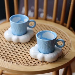 Tasses soucoupes mignonnes et belles peintes à la main, bleu ciel blanc nuage café avec ensemble de tasses à thé en porcelaine faites à la main, cadeaux d'anniversaire élégants