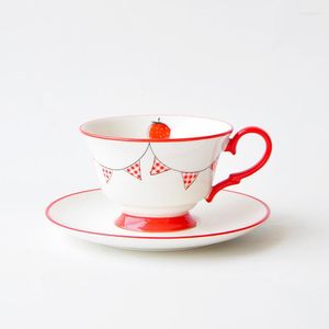 Kopjes schotels schattige handgeschilderde aardbeien koffiekopje en schotel set afternoon thee keramische melk bloemenmeisje