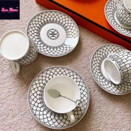 Tasses Saucers européen Bone Chine Black Coffee Cup Ceramic British Plate British Play Thé avec vaisselle