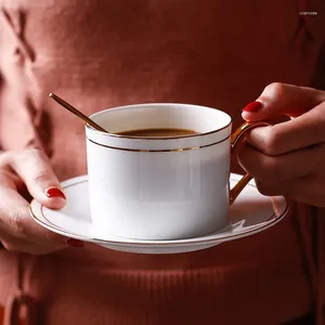 Tasses Saucers tasse de café en céramique européen avec soucoupe et cuillère ensemble simple phnom penh osse chinois lait tasse de lait créatif de la tasse de thé l'après-midi