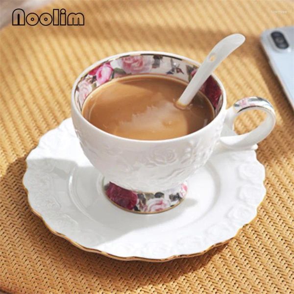 Tasses Saucers Tasse de lait de café en céramique européen Chine Chine blanche en relief en relief avec soucoupe et cuillère Set Drinkware 200ml