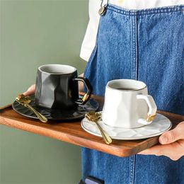 Tazas de tazas Taza de café europea de cerámica porcelana té de té de la tarde con platillo y cuchara Jugo de leche de oficina Drinkware 175ml