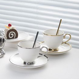Tazas de tazas Combinación de café de cerámica europea de lujo Ligera y platillo Combinación de té de té de alto valor juego de leche de desayuno de alto valor