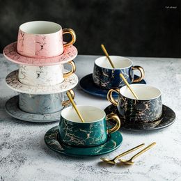 Cups Saucers European Marble Italiaanse koffiebekeergerecht Keramische bloemthee Familie Giftbox Set kleine delicate lepel